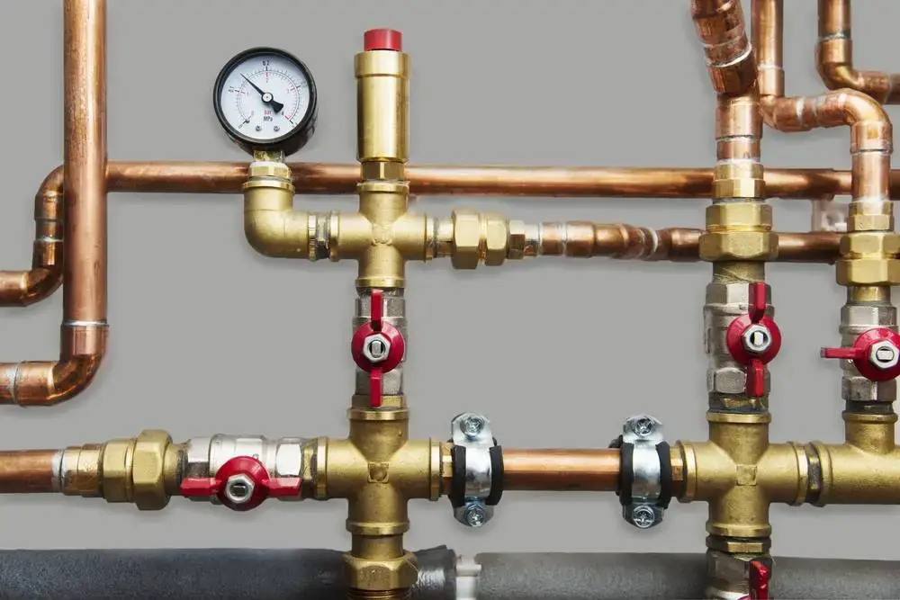 Heating system with copper pipes, ball valves and manometer